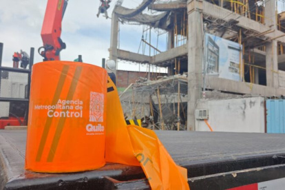 Emergencia. Según la AMC, la falta de medidas de seguridad provocó el colapso de una estructura en Tumbaco, dejando cuatro heridos.