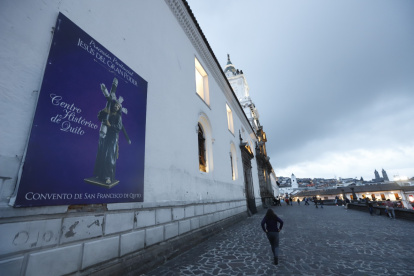 Centro. Con grandes carteles, en los exteriores de la Iglesia de San Francisco se anuncia la gran procesión.