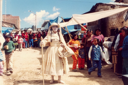 ‘Rosa Cuchillo’ (Ana Correa) lleva a buscar al espectador en su medio, los mercados de la sierra, placitas de pueblos, patios, atrios de Iglesias.