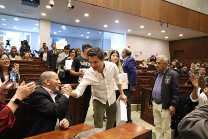 Wilson Merino entrega el Acuerdo por la Seguridad a la Asamblea Nacional, respaldado por más de 50.000 firmas ciudadanas.
