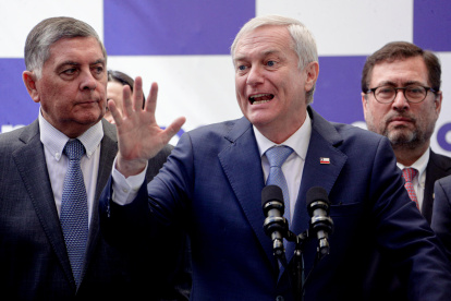 El presidente electo de Chile, José Antonio Kast (c), habla en una rueda de prensa este martes, en Santiago de Chile (Chile).
