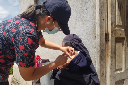 Personal sanitario aplica la vacuna contra la influenza en un centro de salud público.