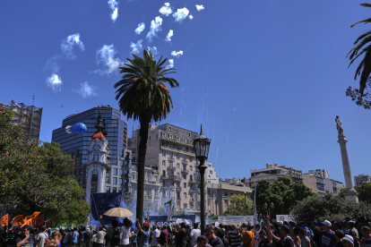 Personas participan en una manifestación este lunes 2de marzo de 2026, frente a los tribunales de la Corte Suprema en Buenos Aires (Argentina).