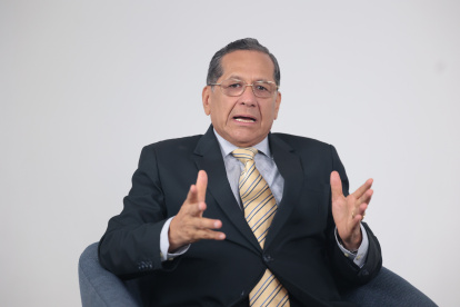 Luis Almeida fue asambleísta por Guayas y concejal de Guayaquil. Abogado especializado en Derecho Constitucional, doctor en Jurisprudencia y magíster en Comunicación y Desarrollo.