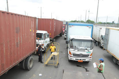 Se formó una larga fila de trailers en la avenida 25 de Julio, foto referencial.