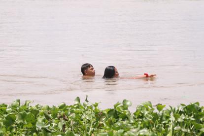 2. Esparcimiento. Cientos de personas llegan al sitio para bañarse en medio de las inundaciones. Los que más visitan el improvisado balneario son adolescentes y familias completas.