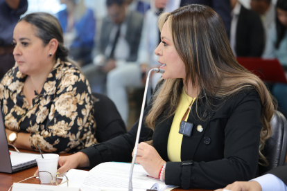 La asambleísta Ledy Zúñiga (derecha) fue anteriormente ministra de Justicia. Hoy, el concejal Chamba la denuncia por un cargo municipal.