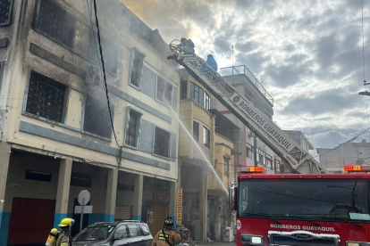 Un inmueble se incendió en las calles Rumichaca y Benalcázar, en el centro de Guayaquil, la tarde de este viernes 6 de marzo.