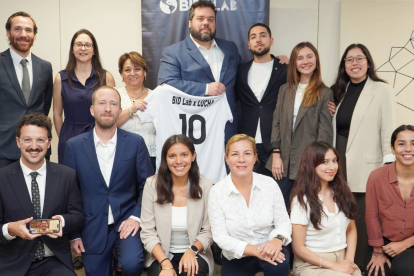 Representantes de BID Lab y LUCHA celebran su alianza en Ecuador, un modelo de inversión con propósito que busca transformar el mercado.