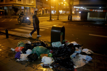En las calles Diez de Agosto y Pedro Carbo, a una cuadra del Palacio Municipal, se observan montículos de basura.

PERIODISTA: ANDRES GARCIA.

AG-EXTERNOS.