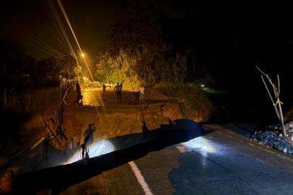 El socavón dejó bloqueado el paso entre las provincias de El Oro y Loja, en el tramo Las Lajas - Puyango.