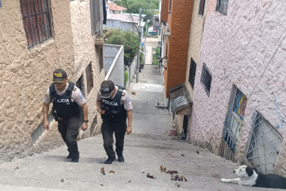 Hombres fuertemente armados atacaron a tres personas en el barrio Las Peñas, norte de Cuenca.