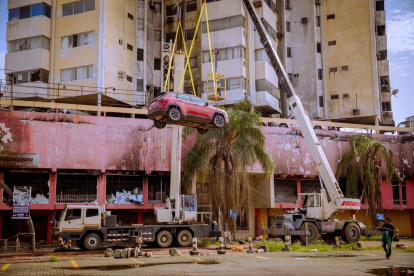 Un vehículo atrapado en el edificio Multicomercio fue retirado por grúas la mañana de este domingo 8 de marzo.