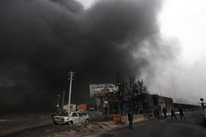 Vista de la entrada principal de la refinería de petróleo Shahran mientras aún se eleva el humo tras el ataque aéreo en Teherán, Irán.