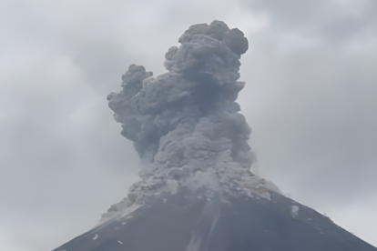 Columna de gases y cenizas tiene dirección al oeste.