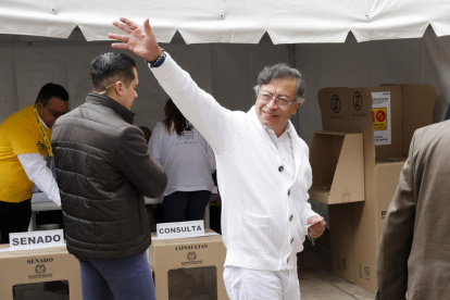El presidente de Colombia, Gustavo Petro, se despide luego de votar este domingo, en Bogotá (Colombia).