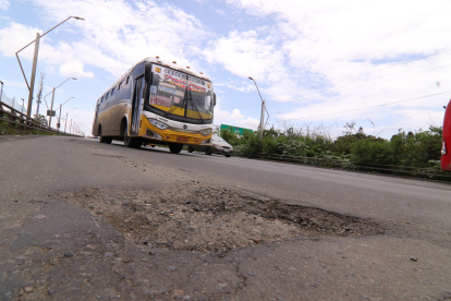 El tramo que conecta a Guayaquil con Durán aún presenta huecos-
