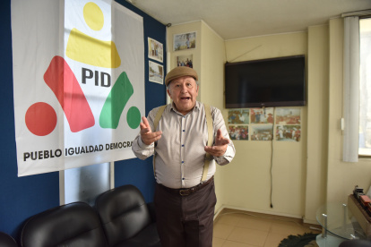 El dirigente y exasambleísta del PID, Arturo Moreno, en la sede del movimiento.