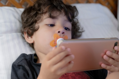 El uso excesivo de celulares y tablets puede afectar el sueño y la concentración de los niños.