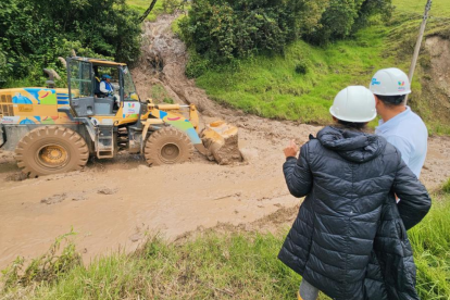 Maquinaria trabaja en la limpieza de vías afectadas por deslizamientos tras las intensas lluvias en Azuay.