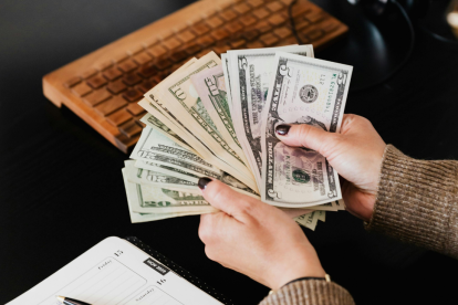 El décimo cuarto sueldo en Ecuador se paga a trabajadores bajo relación de dependencia.