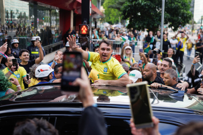 El senador Flávio Bolsonaro saluda a simpatizantes este domingo, en Sao Paulo (Brasil).