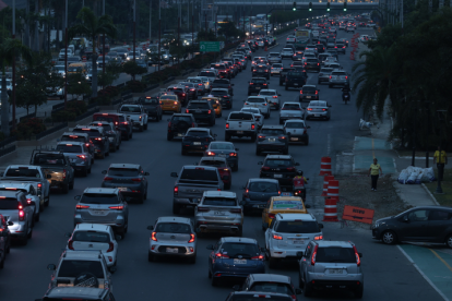 Tránsito. Largas filas de vehículos se observan a lo largo de la avenida Samborondón.