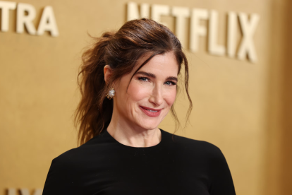 Kathryn Hahn asiste a la 32.ª edición de los Premios Anuales de Actor en el Auditorio Shrine y Expo Hall el 1 de marzo de 2026 en Los Ángeles, California.