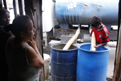 En la ciudadela Maldonado, una familia compró agua por tanquero la mañana del martes 10 de marzo.