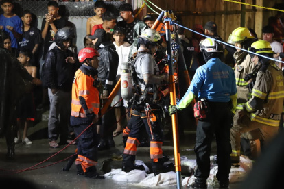 Niño cayó a una alcantarilla mientras jugaba en la lluvia.