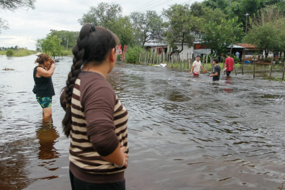 Personas durante una inundación en Agua Azul, provincia de Tucumán, Argentina, el 11 de marzo de 2026.