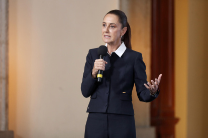 La presidenta de México, Claudia Sheinbaum, habla en una rueda de prensa este jueves en Palacio Nacional de la Ciudad de México (México).