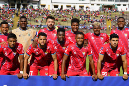 Los jugadores de El Nacional posan previo al encuentro ante Mushuc Runa en el estadio Olímpico Atahualpa, por la Fecha 14 de la LigaPro