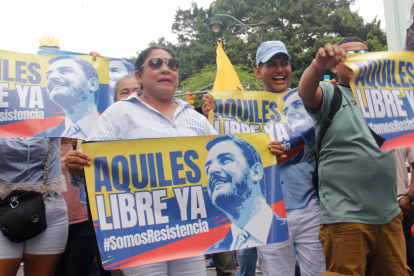 Con pancartas y consignas, ciudadanos pidieron la liberación de Aquiles Álvarez durante una protesta en Guayaquil.