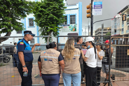 Operativo en el Multicomercio dejó la detención de tres ciudadanos chinos con $165.000