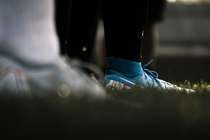 Cada vez más futbolistas ecuatorianos logran dar el salto a ligas europeas, impulsados por el crecimiento competitivo del torneo local.