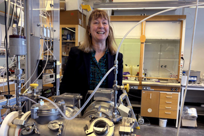 La investigadora Barbara Noziere junto al espectrómetro usado para realizar las primeras observaciones de los tetroxidos.