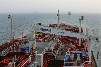 El conflicto entre Estados Unidos, Israel e Irán afectan el paso de los barcos por el estrecho de Ormuz.