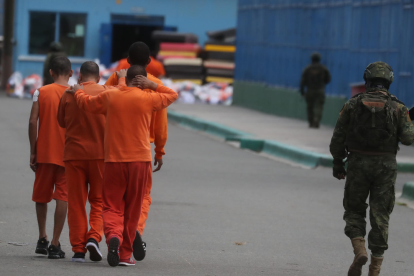 Referencial. Internos son trasladados bajo custodia policial en el marco del cierre definitivo de la cárcel de Machala, según confirmaron las autoridades.