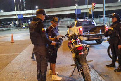 En la cuarta jornada del toque de queda se redujo el número de detenidos.