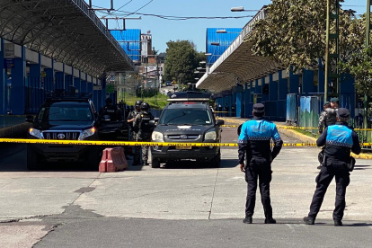Personal policial acordonó la terminal El Recreo tras la detección de una mochila sospechosa.