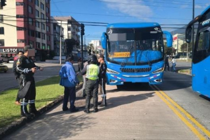 Atropellamiento en la avenida América, norte de Quito, dejó una persona herida.