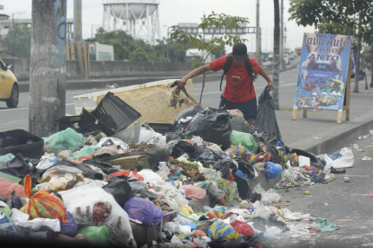 La basura acumulada en las calles de Guayaquil genera focos de infección y riesgos sanitarios en varios sectores.