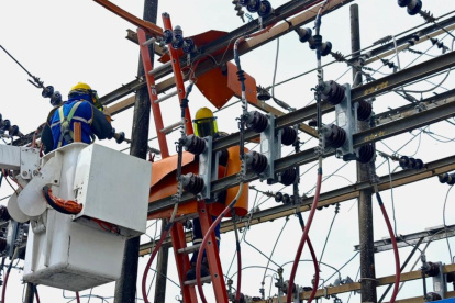 Usuarios en Ecuador reportan múltiples cortes eléctricos durante el fin de semana en distintas provincias.