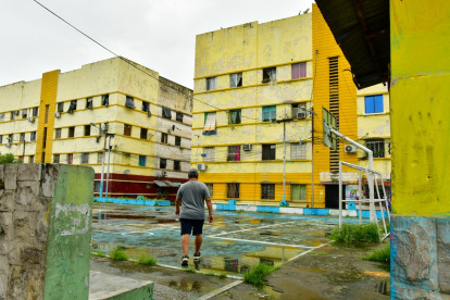 La fachada de las Casas Colectivas, en el centro sur de Guayaquil, se encuentra deteriorada.