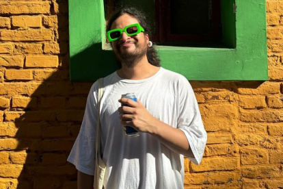 Diego Mendoza fue en su momento también baterista de metal. Tocó en Ácaro, grupo guayaco de heavy, thrash y música progresiva.