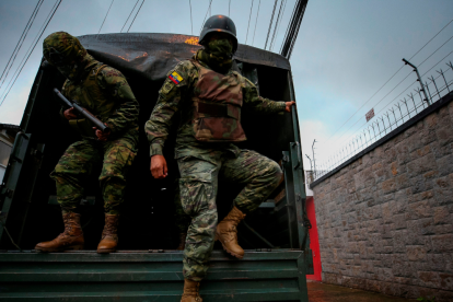Militares ecuatorianos durante un operativo, imagen referencial en el contexto de la investigación por la muerte de un ciudadano en Milagro.
