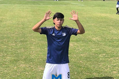 Santiago Castrillón, joven jugador de Millonarios que se desplomó en el campo en Colombia.