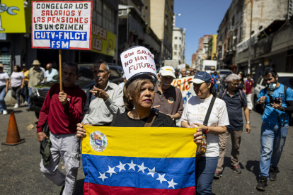 Una persona sostiene una bandera durante una manifestación en Caracas (Venezuela).