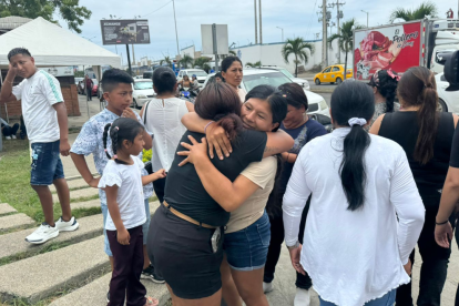 El abrazo de familiares marca el reencuentro con los 16 pescadores manabitas, rescatados con vida tras el naufragio en alta mar.